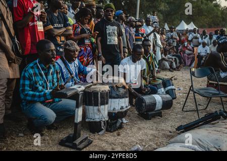 Abuja, Nigeria. 28 novembre 2024. Gli artisti si esibiscono a parte un gioco di pugilato Dambe ad Abuja, Nigeria, il 28 novembre 2024. Originario dell'Africa occidentale, "Dambe", che significa "pugilato" in Hausa, è un'arte marziale nigeriana tradizionale. Crediti: Wang Guansen/Xinhua/Alamy Live News Foto Stock