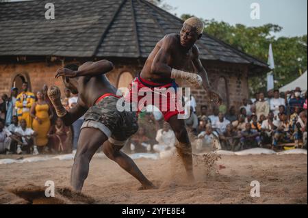 Abuja, Nigeria. 28 novembre 2024. I pugili Dambe combattono durante una partita ad Abuja, Nigeria, il 28 novembre 2024. Originario dell'Africa occidentale, "Dambe", che significa "pugilato" in Hausa, è un'arte marziale nigeriana tradizionale. Crediti: Wang Guansen/Xinhua/Alamy Live News Foto Stock