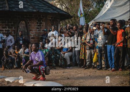 Abuja, Nigeria. 28 novembre 2024. I fan del pugilato Dambe guardano la partita ad Abuja, Nigeria, il 28 novembre 2024. Originario dell'Africa occidentale, "Dambe", che significa "pugilato" in Hausa, è un'arte marziale nigeriana tradizionale. Crediti: Wang Guansen/Xinhua/Alamy Live News Foto Stock