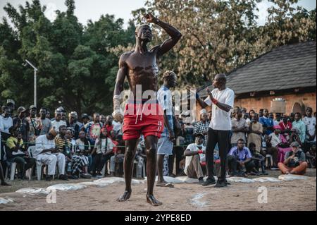 Abuja, Nigeria. 28 novembre 2024. Un pugile Dambe si prepara prima di una partita ad Abuja, Nigeria, il 28 novembre 2024. Originario dell'Africa occidentale, "Dambe", che significa "pugilato" in Hausa, è un'arte marziale nigeriana tradizionale. Crediti: Wang Guansen/Xinhua/Alamy Live News Foto Stock