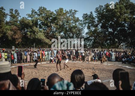 Abuja, Nigeria. 28 novembre 2024. I pugili Dambe combattono durante una partita ad Abuja, Nigeria, il 28 novembre 2024. Originario dell'Africa occidentale, "Dambe", che significa "pugilato" in Hausa, è un'arte marziale nigeriana tradizionale. Crediti: Wang Guansen/Xinhua/Alamy Live News Foto Stock