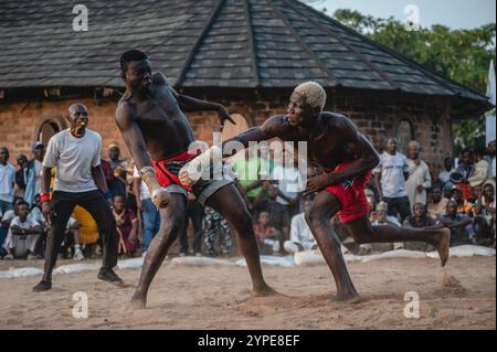 Abuja, Nigeria. 28 novembre 2024. I pugili Dambe combattono durante una partita ad Abuja, Nigeria, il 28 novembre 2024. Originario dell'Africa occidentale, "Dambe", che significa "pugilato" in Hausa, è un'arte marziale nigeriana tradizionale. Crediti: Wang Guansen/Xinhua/Alamy Live News Foto Stock