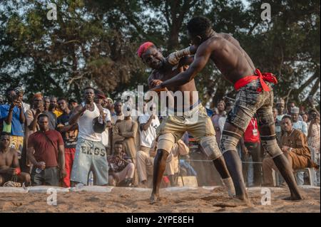 Abuja, Nigeria. 28 novembre 2024. I pugili Dambe combattono durante una partita ad Abuja, Nigeria, il 28 novembre 2024. Originario dell'Africa occidentale, "Dambe", che significa "pugilato" in Hausa, è un'arte marziale nigeriana tradizionale. Crediti: Wang Guansen/Xinhua/Alamy Live News Foto Stock