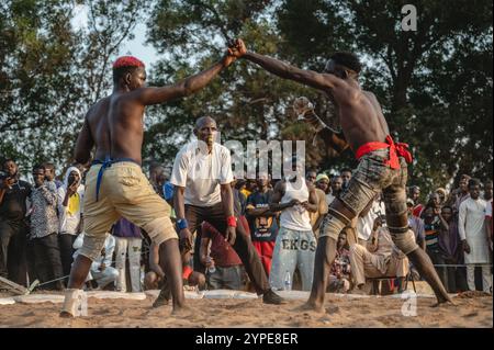 Abuja, Nigeria. 28 novembre 2024. L'arbitro di boxe Dambe reagisce durante una partita ad Abuja, Nigeria, il 28 novembre 2024. Originario dell'Africa occidentale, "Dambe", che significa "pugilato" in Hausa, è un'arte marziale nigeriana tradizionale. Crediti: Wang Guansen/Xinhua/Alamy Live News Foto Stock