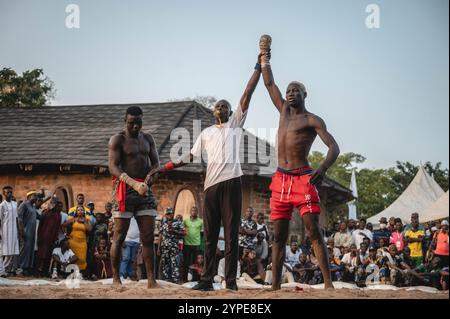 Abuja, Nigeria. 28 novembre 2024. L'arbitro di boxe Dambe annuncia la vittoria di un concorrente ad Abuja, Nigeria, il 28 novembre 2024. Originario dell'Africa occidentale, "Dambe", che significa "pugilato" in Hausa, è un'arte marziale nigeriana tradizionale. Crediti: Wang Guansen/Xinhua/Alamy Live News Foto Stock