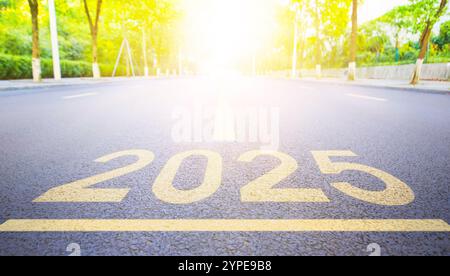 Il rettilineo dell'autostrada è contrassegnato con 2025 Foto Stock