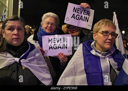 Amsterdam, Paesi Bassi. 28 novembre 2024. La gente partecipa a una manifestazione vicino al municipio di Amsterdam a sostegno di Israele e protesta contro la recente serie di incidenti antisemiti ad Amsterdam, nei Paesi Bassi, il 28 novembre 2024. La protesta è stata organizzata in parte da cristiani per Israele dopo che una partita di calcio del 7 novembre tra Maccabi Tel Aviv e Ajax ha provocato attacchi ai tifosi ebrei, lasciando diverse persone ricoverate in ospedale. (Foto di Teun Voeten/Sipa USA) credito: SIPA USA/Alamy Live News Foto Stock