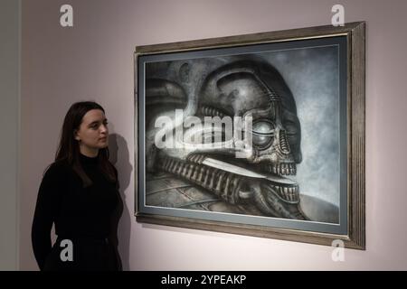 Londra, Regno Unito. 29 novembre 2024. LONDRA, REGNO UNITO - 29 NOVEMBRE 2024: Un membro dello staff guarda un dipinto "Dune vi" di H.R. Giger stima: £ 40.000 - 60.000 durante una chiamata fotografica alla casa d'aste di Christie's prima delle vendite della settimana classica a Londra, Regno Unito, il 29 novembre 2024. (Foto di Wiktor Szymanowicz/NurPhoto) credito: NurPhoto SRL/Alamy Live News Foto Stock