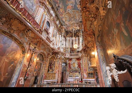 L'interno della chiesa di Asam o St. Johann Nepomuk o Asamkirche è una chiesa barocca nella città di Monaco, nella Germania meridionale Foto Stock