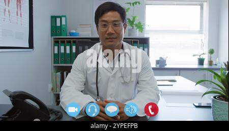 Uomo asiatico operatore sanitario che indossa un camice da laboratorio, avendo un incontro immagine e interagendo online, soci Foto Stock