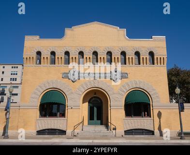 Esterno in mattoni del Dr Pepper Museum, ospitato nella fabbrica originale di bibite analcoliche di Waco, Texas. Foto Stock