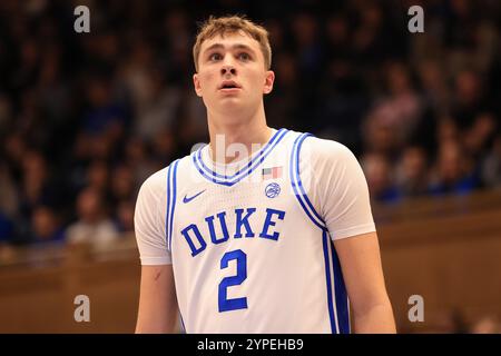 Durham, Carolina del Nord, Stati Uniti. 29 novembre 2024. Duke Blue Devils fa la guardia a Cooper Flagg (2) in campo durante la partita di pallacanestro NCAA tra Seattle Redhawks e Duke Blue Devils al Cameron Indoor Stadium di Durham, North Carolina. Greg Atkins/CSM/Alamy Live News Foto Stock