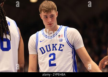 Durham, Carolina del Nord, Stati Uniti. 29 novembre 2024. Duke Blue Devils fa la guardia a Cooper Flagg (2) in campo durante la partita di pallacanestro NCAA tra Seattle Redhawks e Duke Blue Devils al Cameron Indoor Stadium di Durham, North Carolina. Greg Atkins/CSM/Alamy Live News Foto Stock