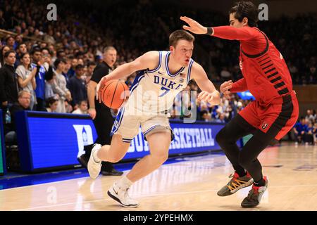 Durham, Carolina del Nord, Stati Uniti. 29 novembre 2024. Duke Blue Devils guardia Kon Knueppel (7) tenta di guidare durante la partita di pallacanestro NCAA tra i Seattle Redhawks e i Duke Blue Devils al Cameron Indoor Stadium di Durham, Carolina del Nord. Greg Atkins/CSM/Alamy Live News Foto Stock