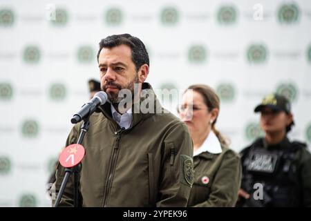 Bogotà, Colombia. 14 novembre 2024. Il sindaco di Bogotà Carlos Fernando Galan tiene una conferenza stampa sull'estorsione fatta dalle prigioni nella sede della polizia di Bogotà, il 14 novembre 2024. Foto di: Mapu H./Long Visual Press credito: Long Visual Press/Alamy Live News Foto Stock