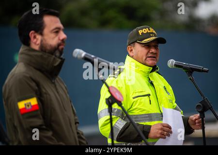 Bogotà, Colombia. 14 novembre 2024. Il comandante della polizia di Bogotà il generale di brigata Jose Daniel Gualdron (L) e il sindaco Carlos Fernando Galan tengono una conferenza stampa sull'estorsione fatta dalle prigioni nella sede della polizia di Bogotà, il 14 novembre 2024. Foto di: Mapu H./Long Visual Press credito: Long Visual Press/Alamy Live News Foto Stock