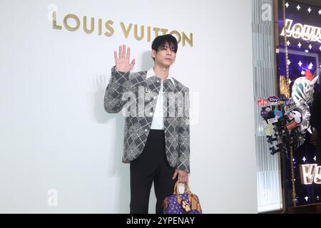 Taipei. 30 novembre 2024. L'attore taiwanese Austin Lin partecipa alla cerimonia di apertura del flagship store Louis Vuitton a Taipei, Taiwan, il 29 novembre 2024. (Foto di Costfoto/NurPhoto) credito: NurPhoto SRL/Alamy Live News Foto Stock