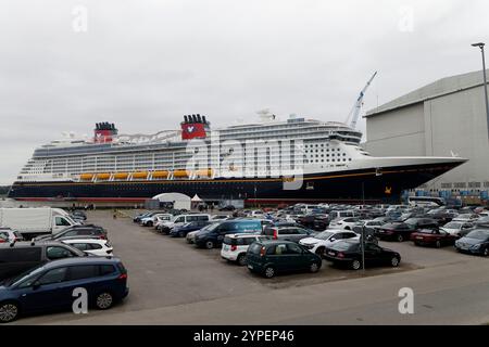La nave da crociera Disney Treasure è ormeggiata presso il cantiere Meyer di Papenburg il 15 settembre 2024. Foto Stock