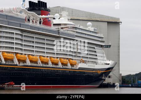 La nave da crociera Disney Treasure è ormeggiata presso il cantiere Meyer di Papenburg il 15 settembre 2024. Foto Stock