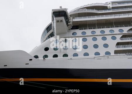 La nave da crociera Disney Treasure è ormeggiata presso il cantiere Meyer di Papenburg il 15 settembre 2024. Foto Stock
