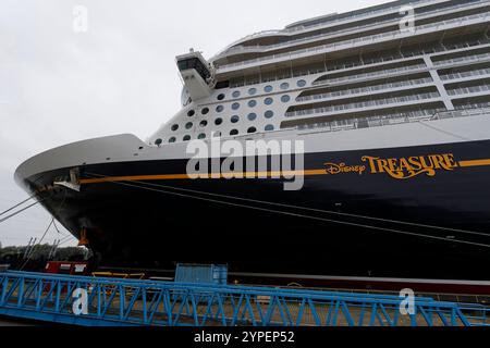 La nave da crociera Disney Treasure è ormeggiata presso il cantiere Meyer di Papenburg il 15 settembre 2024. Foto Stock