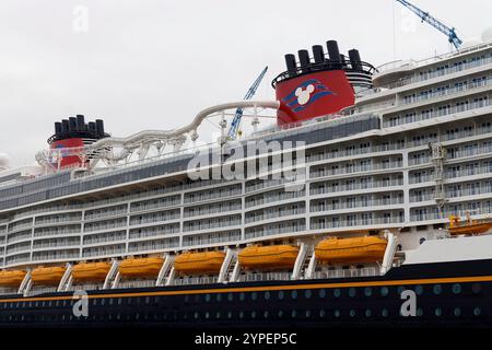 La nave da crociera Disney Treasure è ormeggiata presso il cantiere Meyer di Papenburg il 15 settembre 2024. Foto Stock