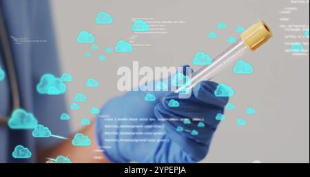 Tenendo la provetta per test, con i guanti e le icone delle nuvole e l'immagine di elaborazione dei dati Foto Stock