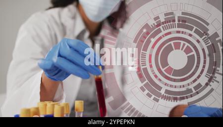 Scienziato che gestisce provette per test con immagini futuristiche per l'elaborazione dei dati sulla scena del laboratorio Foto Stock