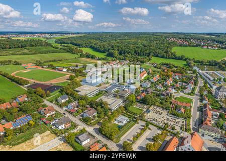 Blick auf Kaisheim in der Monheimer Alb im bayerisch-schwäbischen Kreis Donau-Ries Luftbild der Marktgemeinde Kaisheim in Nordschwaben im Spätsomm Kai Foto Stock