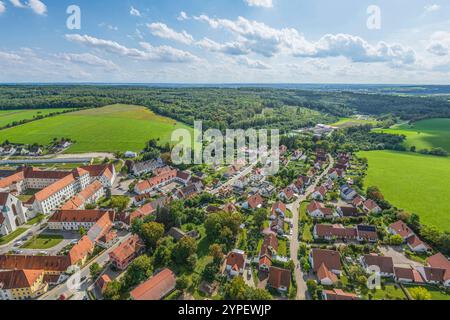 Blick auf Kaisheim in der Monheimer Alb im bayerisch-schwäbischen Kreis Donau-Ries Luftbild der Marktgemeinde Kaisheim in Nordschwaben im Spätsomm Kai Foto Stock
