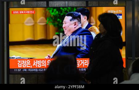 Una trasmissione televisiva Yonhapnews, trasmessa 24 ore su 24 alla stazione ferroviaria di Yongsan a Seul, mostra una trasmissione di notizie con il leader nordcoreano Kim Jong un che incontra il ministro della difesa russo Andrei Belousov a Pyongyang. Il leader nordcoreano Kim Jong un ha incontrato il ministro della difesa in visita della Russia ed ha espresso il suo sostegno alla guerra della Russia contro l'Ucraina, l'Agenzia centrale di stampa coreana (KCNA) ha riferito il 30 novembre in mezzo all'approfondimento della cooperazione militare tra le due nazioni. Il leader nordcoreano Kim ha avuto un incontro "amichevole e affidabile" con il ministro della difesa russo Andrei Belousov a Pyongyang il 29 novembre, accor Foto Stock