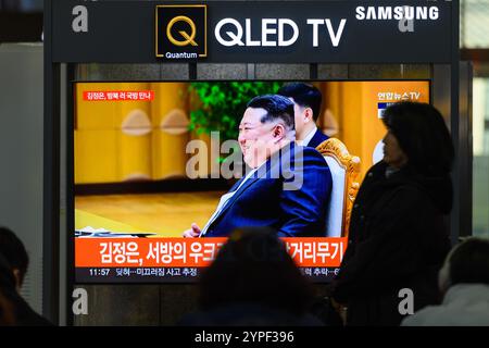 Una trasmissione televisiva Yonhapnews, trasmessa 24 ore su 24 alla stazione ferroviaria di Yongsan a Seul, mostra una trasmissione di notizie con il leader nordcoreano Kim Jong un che incontra il ministro della difesa russo Andrei Belousov a Pyongyang. Il leader nordcoreano Kim Jong un ha incontrato il ministro della difesa in visita della Russia ed ha espresso il suo sostegno alla guerra della Russia contro l'Ucraina, l'Agenzia centrale di stampa coreana (KCNA) ha riferito il 30 novembre in mezzo all'approfondimento della cooperazione militare tra le due nazioni. Il leader nordcoreano Kim ha avuto un incontro "amichevole e affidabile" con il ministro della difesa russo Andrei Belousov a Pyongyang il 29 novembre, accor Foto Stock