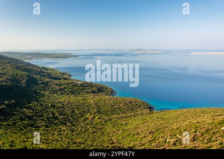 Vista panoramica dell'oceano e delle piccole isole dalla cima del monte Osorcica Televrina sull'isola di Lussino Foto Stock
