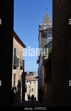 Strada stretta nel centro storico di Caceres (Spagna) Foto Stock