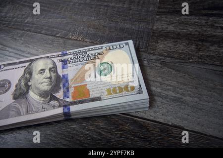 World Money - una pila di frammenti di dollari USA su sfondo nero Foto Stock