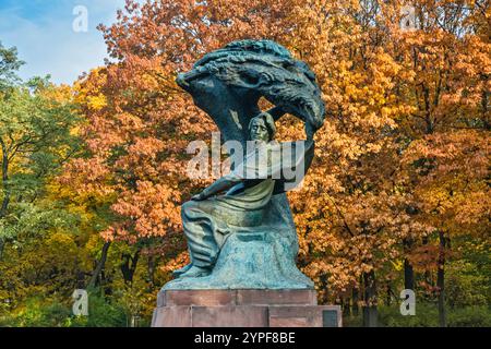 Monumento Frederic Chopin, creato da Wacław Szymanowski nel 1926, distrutto dai tedeschi nella seconda guerra mondiale, ricreato nel 1958, Parco Łazienki, autunno, Varsavia, Polonia Foto Stock