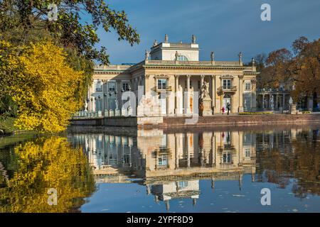 Palazzo sull'acqua nel Parco Łazienki, autunno, Varsavia, Polonia Foto Stock