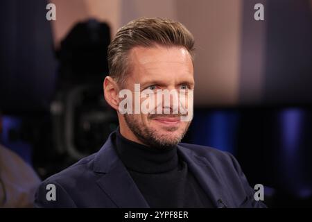 Cabarettista Florian Schroeder zu Gast in der NDR Talk Show, Fototermin am 29.11.2024 im Fernsehstudio Hamburg Lokstedt vor der Sendung im 3. Programm des NDR Fernsehen *** l'artista di cabaret Florian Schroeder come ospite al NDR Talk Show, sessione fotografica il 29 11 2024 nello studio televisivo di Amburgo Lokstedt prima della trasmissione sul 3 programma di NDR Television Foto Stock