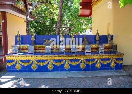 Il Wat Phra Yai, noto in inglese come il Tempio del grande Buddha, è un tempio buddista di Ko Phan, a Koh Samui. La statua è alta 12 metri (39 piedi) e dipinta d'oro, da quando è stata costruita nel 1972, è diventata una delle principali attrazioni turistiche di Ko Samui. Un altare con statuette che rappresentano i giorni della settimana. Foto Stock