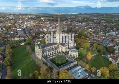 Vista aerea della Cattedrale di Salisbury, una cattedrale anglicana nella città di Salisbury, Wiltshire, Inghilterra. Foto Stock