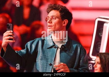 Kamrad im Halbfinale der 14. Staffel der Castingshow The Voice of Germany 2024 im Studio H Berlin Adlershof. Berlino, 29.11.2024 *** Kamrad nelle semifinali della quattordicesima stagione del casting show The Voice of Germany 2024 allo Studio H Berlin Adlershof Berlin, 29 11 2024 foto:XF.xKernx/xFuturexImagex voice 4140 Foto Stock