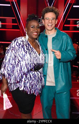 Ingrid Arthur und Kamrad im Halbfinale der 14. Staffel der Castingshow The Voice of Germany 2024 im Studio H Berlin Adlershof. Berlino, 29.11.2024 *** Ingrid Arthur e Kamrad nelle semifinali della quattordicesima stagione del casting show The Voice of Germany 2024 allo Studio H Berlin Adlershof Berlin, 29 11 2024 foto:XF.xKernx/xFuturexImagex voice 4218 Foto Stock