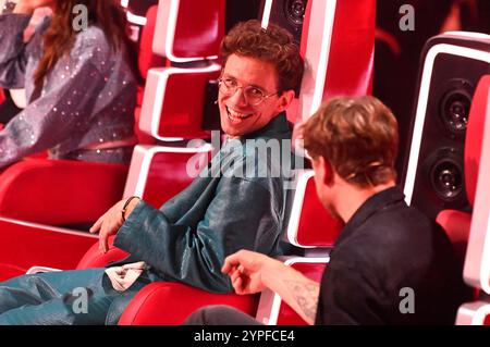 Kamrad und Samu Haber im Halbfinale der 14. Staffel der Castingshow The Voice of Germany 2024 im Studio H Berlin Adlershof. Berlino, 29.11.2024 *** Kamrad e Samu Haber nelle semifinali della quattordicesima stagione del casting show The Voice of Germany 2024 allo Studio H Berlin Adlershof Berlin, 29 11 2024 foto:XF.xKernx/xFuturexImagex voice 4149 Foto Stock