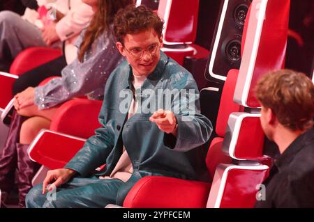 Kamrad und Samu Haber im Halbfinale der 14. Staffel der Castingshow The Voice of Germany 2024 im Studio H Berlin Adlershof. Berlino, 29.11.2024 *** Kamrad e Samu Haber nelle semifinali della quattordicesima stagione del casting show The Voice of Germany 2024 allo Studio H Berlin Adlershof Berlin, 29 11 2024 foto:XF.xKernx/xFuturexImagex voice 4148 Foto Stock