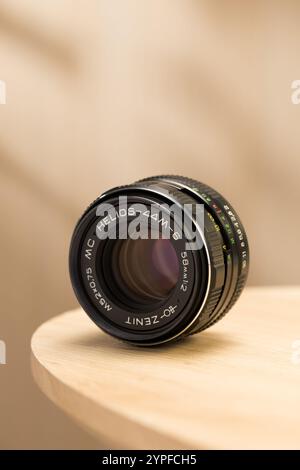 Bangkok Thailandia - novembre 29 2024: L'obiettivo Helios 44m 6 58mm f2 MC, rinomato per il suo bellissimo bokeh, rimane un pezzo vintage preferito per le foto Foto Stock