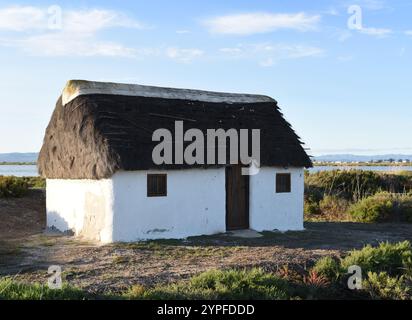 Piccola casa di paglia nel Delta dell'Ebro (Spagna) Foto Stock