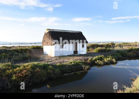 Piccola casa di paglia nel Delta dell'Ebro (Spagna) Foto Stock