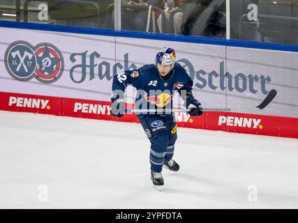 Yasin Ehliz (EHC Red Bull Muenchen, #42) vor einer Werbebande mit der Aufschrift hacker Pschorr. GER, EHC Red Bull Muenchen vs. Nuernberg Ice Tigers, Eishockey, DEL, 21. Spieltag, Saison 2024/2025, 28.11.2024. Foto: Eibner-Pressefoto/Heike Feiner Foto Stock