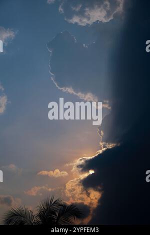 La bellezza del sole splende attraverso le nuvole. Foto Stock