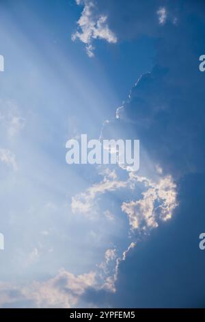 La bellezza del sole splende attraverso le nuvole. Foto Stock